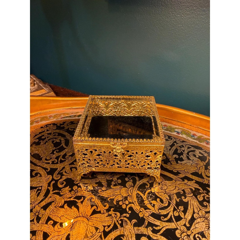 Vintage Gold Filigree Jewelry Casket with Glass Lid & Velvet Interior - Picture 3 of 17